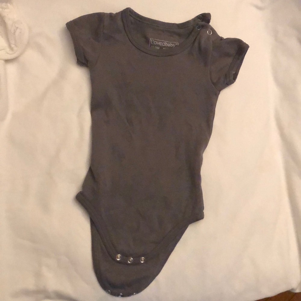 lovedbaby organic cotton gray onesie.